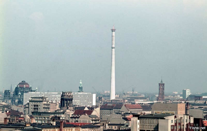 Вид на строящуюся телебашню в Восточном Берлине, 1967 год
