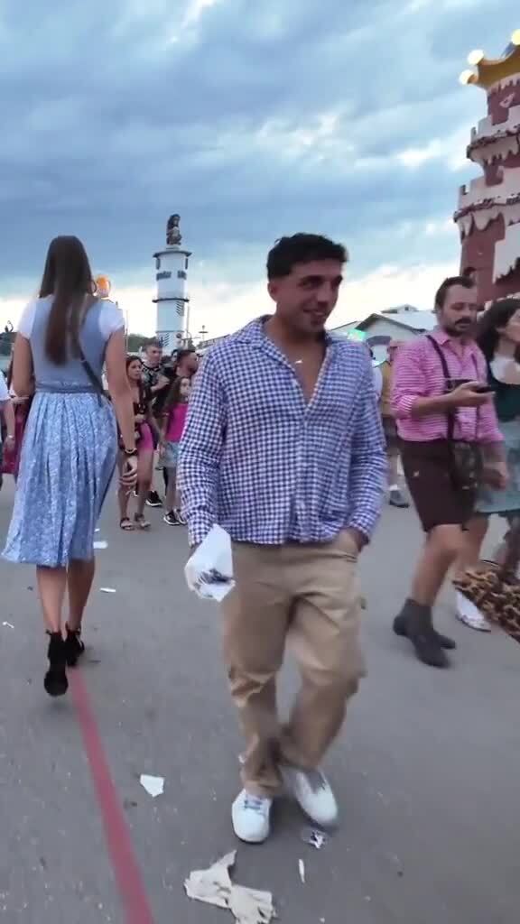 Посетительница Октоберфеста ростом 208 см