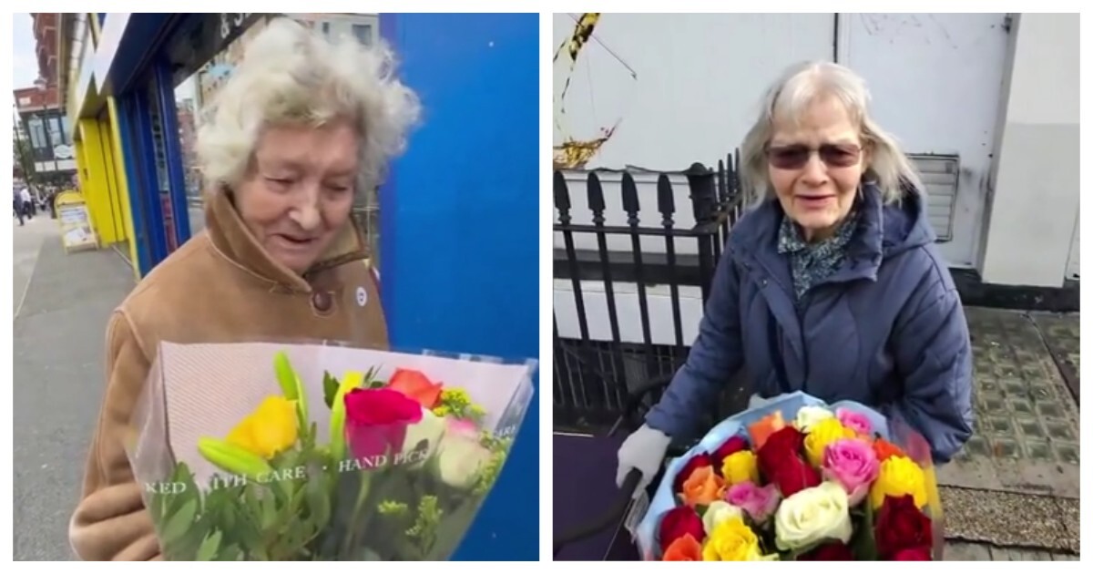 Парень дарит цветы пожилым людям на улице