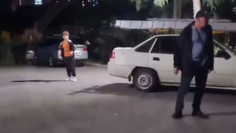 В Сочи пьяный мужчина напал на детей из-за электросамоката