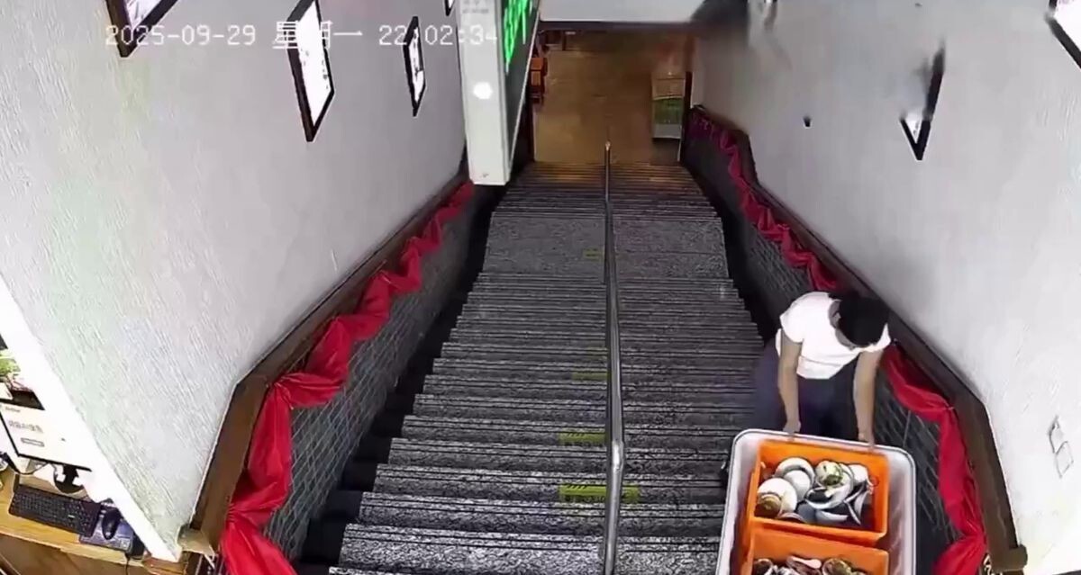 Попытка девушки спустить контейнер с посудой с лестницы