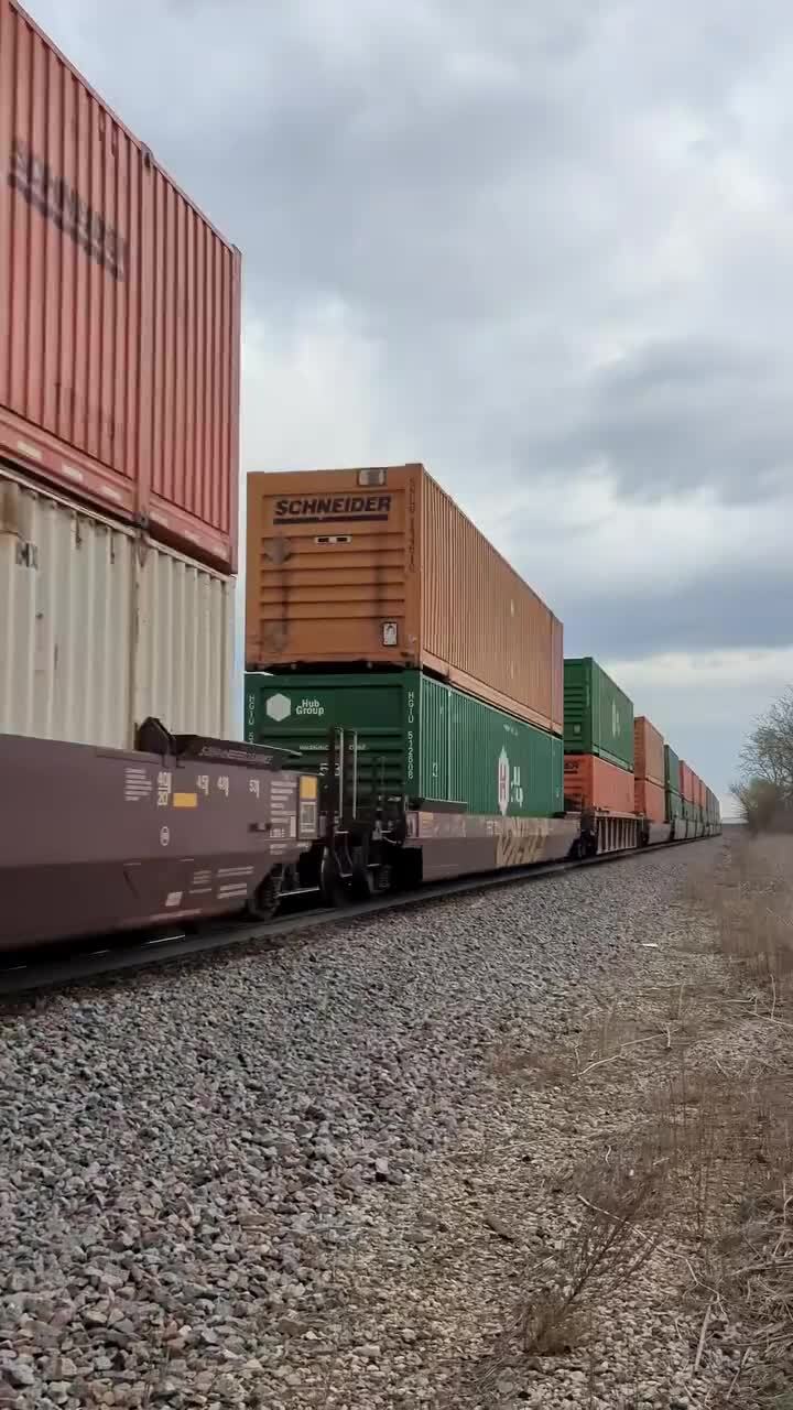 Очень длинный поезд с двухэтажным размещением контейнеров