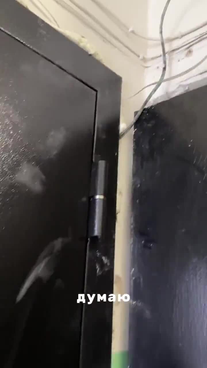 Новая соседская дверь