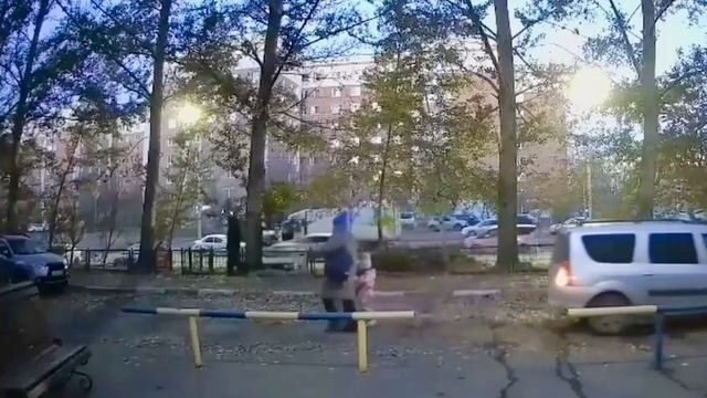 В Омске автомобилист при движении задним ходом по дворовой территории наехал на женщину с девочкой