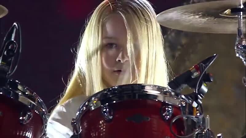 Девчонка &quot;лупит&quot; крутые каверы 