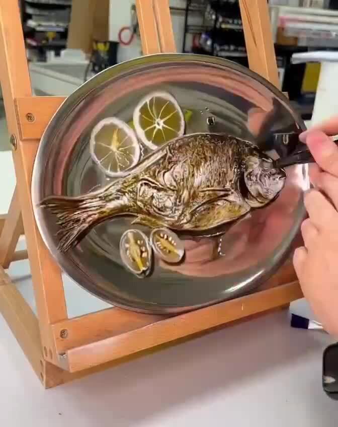 Красивая работа "Живая рыба в миске"