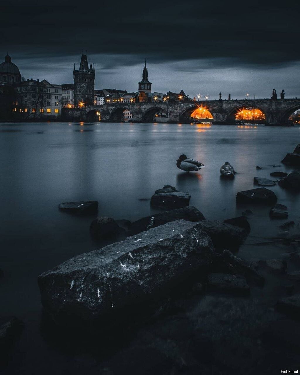 Прекрасный вечерний вид на Карлов мост в Праге, Чехия