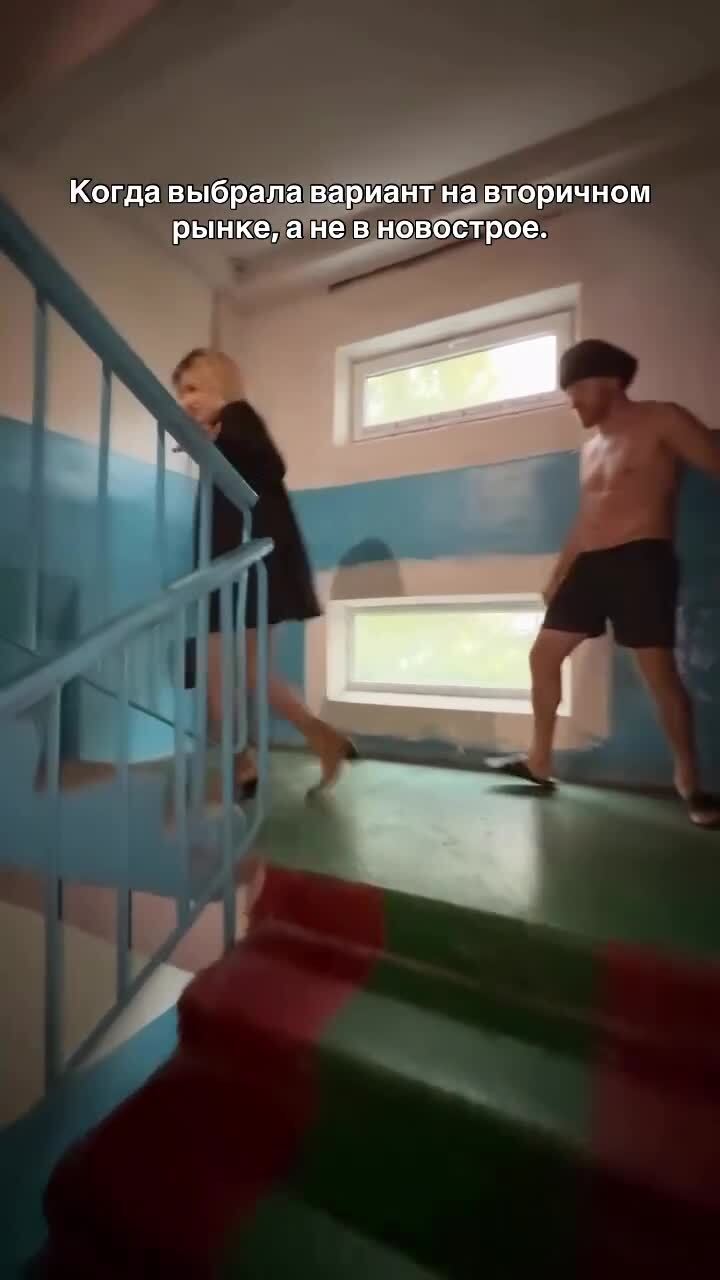 Классический подъезд вторичного жилья (звук 18+)