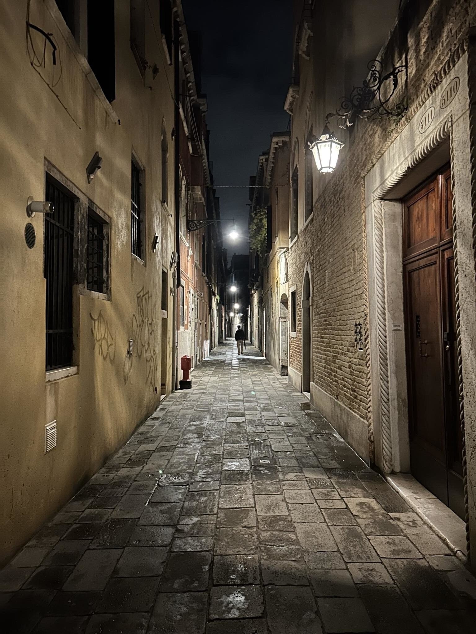 Улица, фонарь… но чего-то не хватает