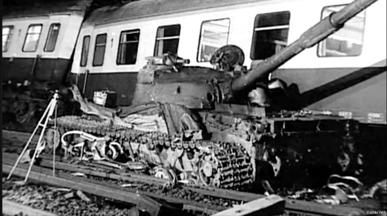 Последствия крушения скорого поезда Лейпциг - Берлин после столкновения с тан...