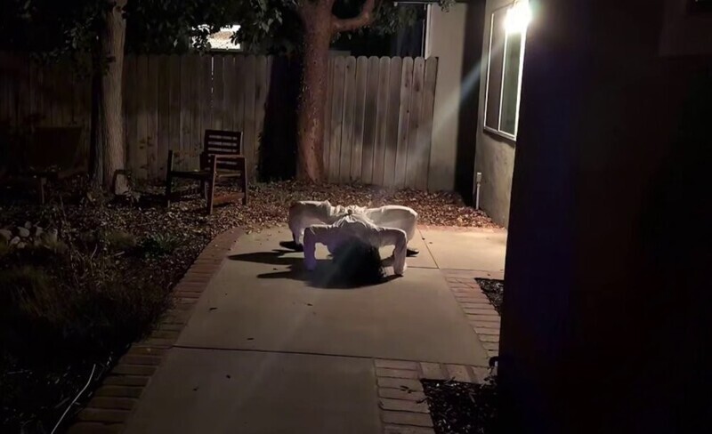 Мужчина научил своего робота ползать в стиле монстров из ужастиков