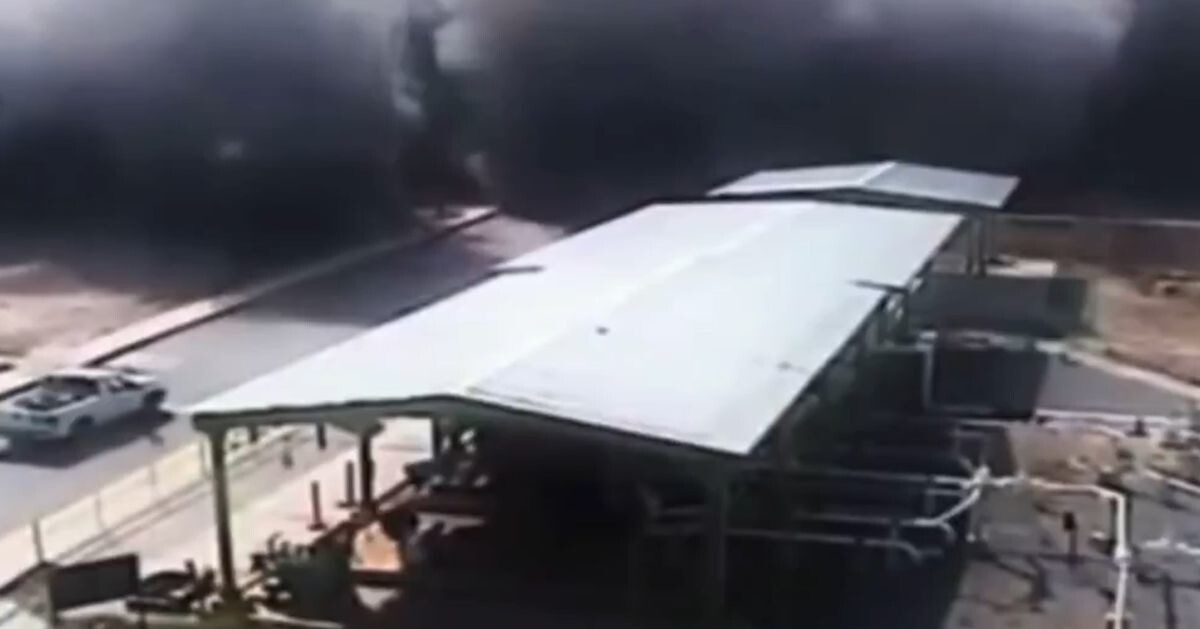 Момент взрыва на нефтеперерабатывающем заводе в США