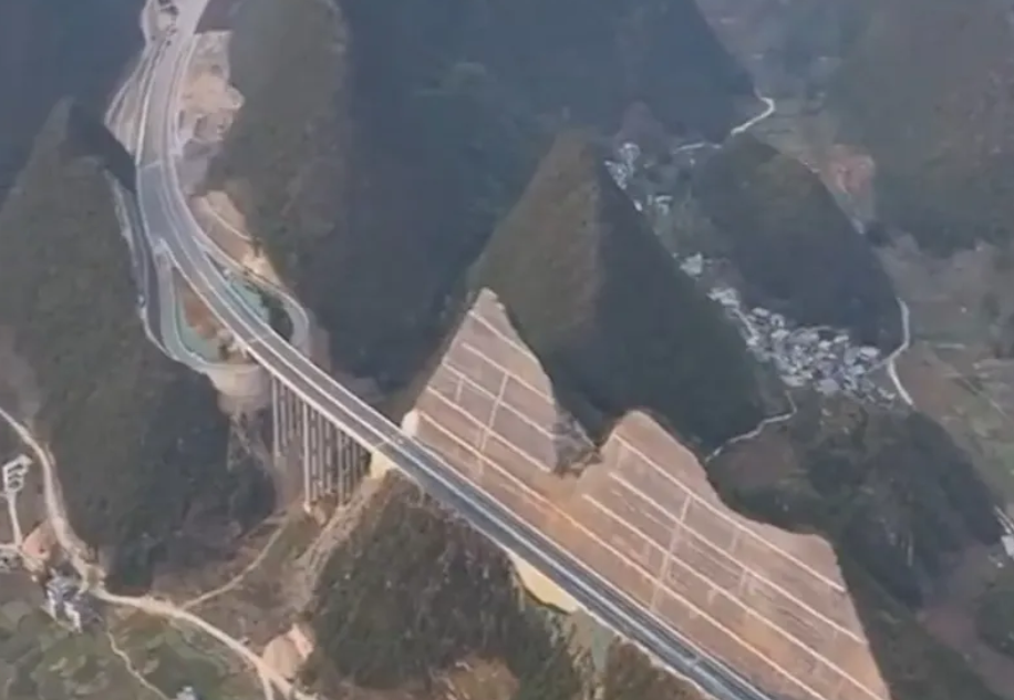 В Китае разрезали горы для возведения моста-рекордсмена!