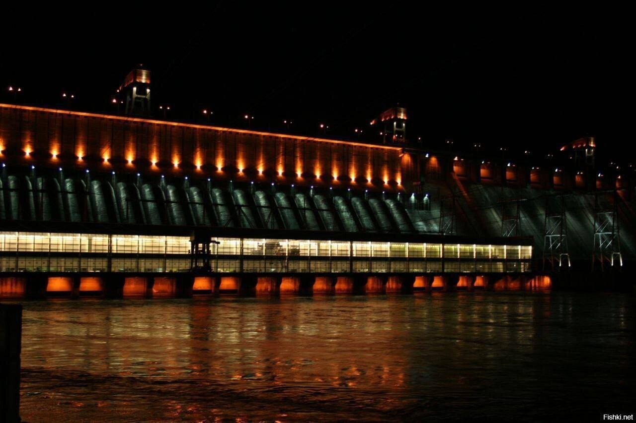 На красноярской ГЭС включили праздничную подсветку