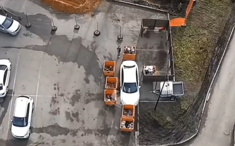 В Челябинске водитель мусоровоза наказал водителя, который перегородил проезд