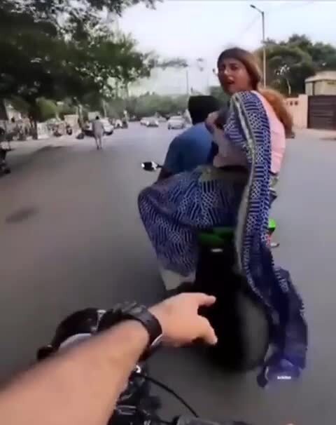 "Я не знакомлюсь, у меня есть парень