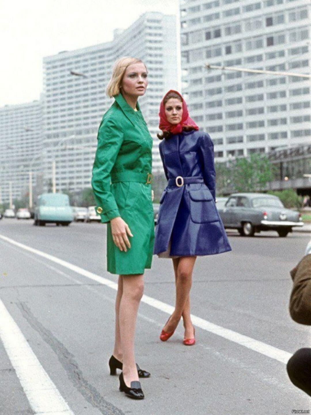 Манекенщицы демонстрируют новую коллекцию одежды на проспекте Калинина