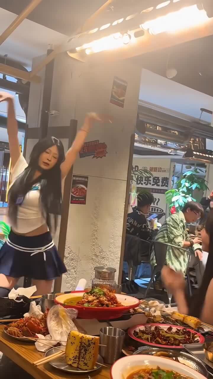 Приятные танцы в кафе)