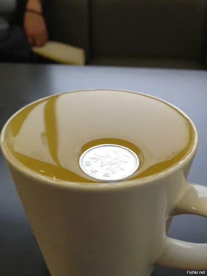 Японская монета в 1 иену настолько лёгкая, что держится на поверхности воды