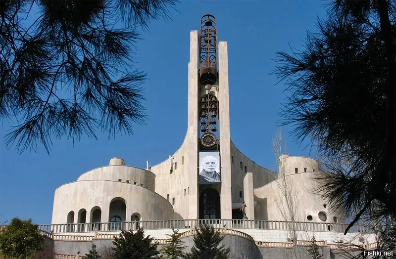 ....это как с пирамидами , строили одни , а заселяют другие....