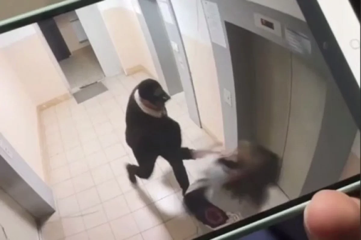 Мужчина напал на женщину в подъезде жилого дома