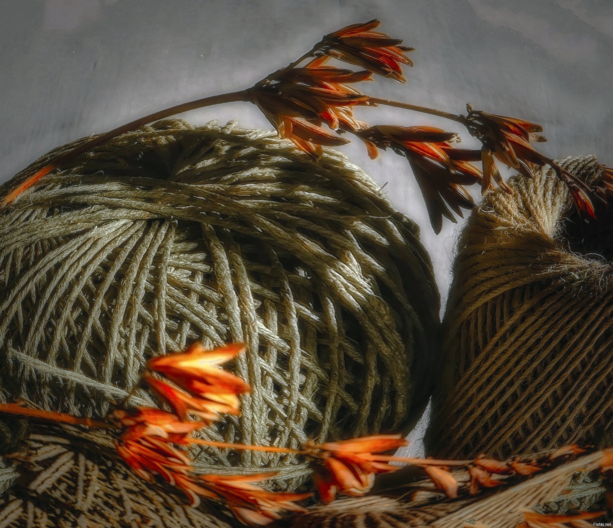 Нашёл на антресолях несколько клубков