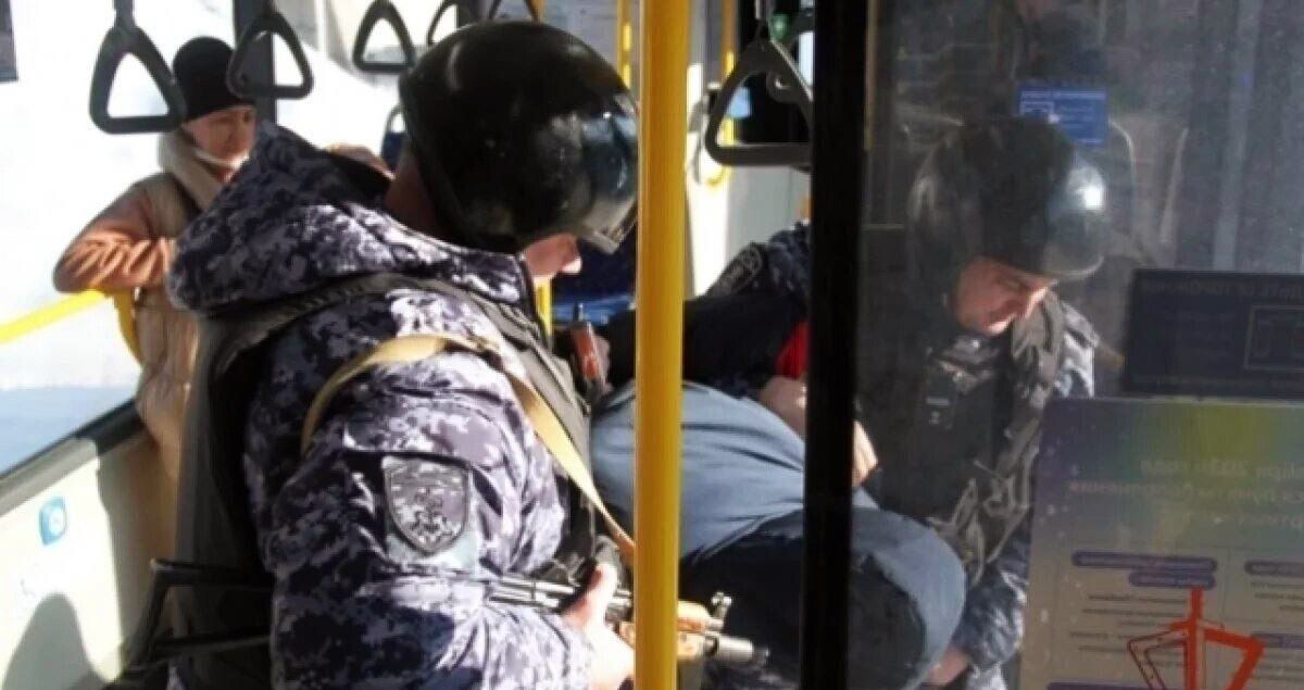 Мужчина разбил телефоном стекло в трамвае