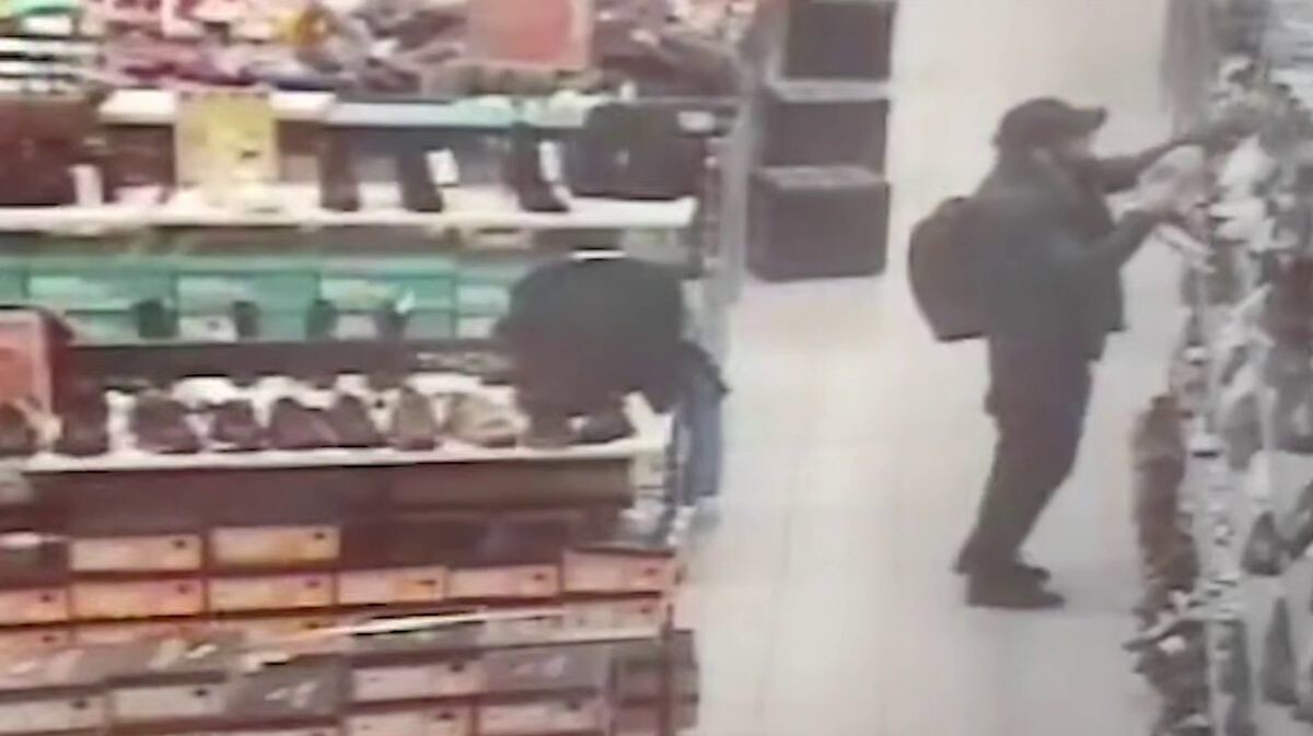 Мужчина украл одежду в магазине в Подмосковье