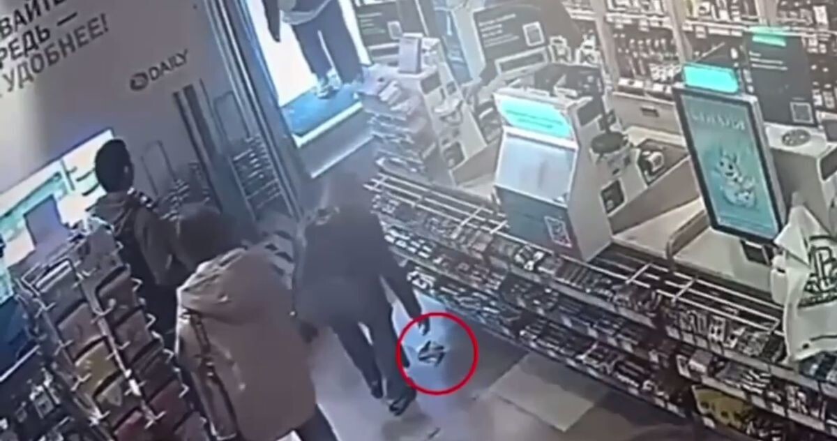 Девушка нашла в магазине деньги и забрала их себе