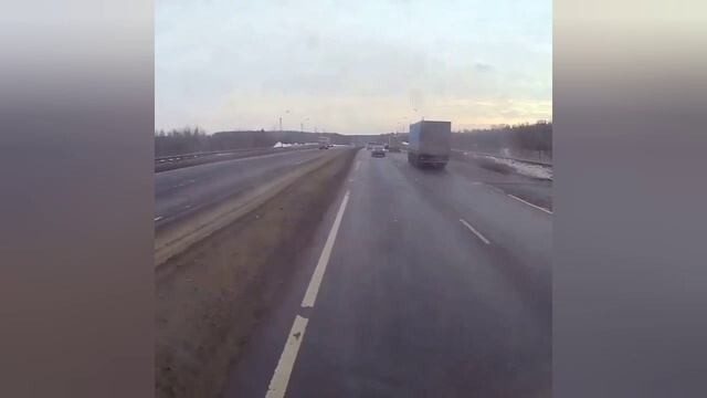 Манёвр на дороге: как водитель фуры избежал серьёзного ДТП