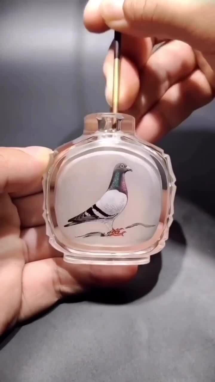 Наглядный процесс создания шедевра в небольшом флаконе