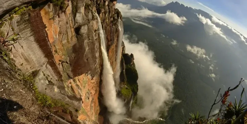 Настоящее чудо природы: мужчина показал свой полет над самым высоким водопадом мира