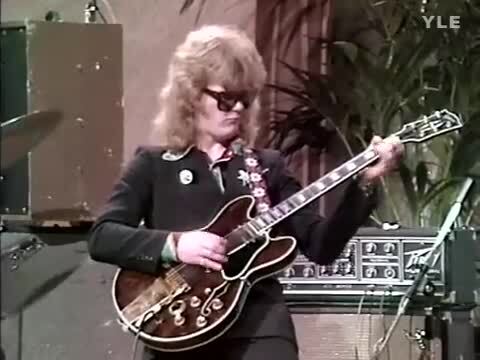 Из всех присутствующих один только басист тащится от этой песни