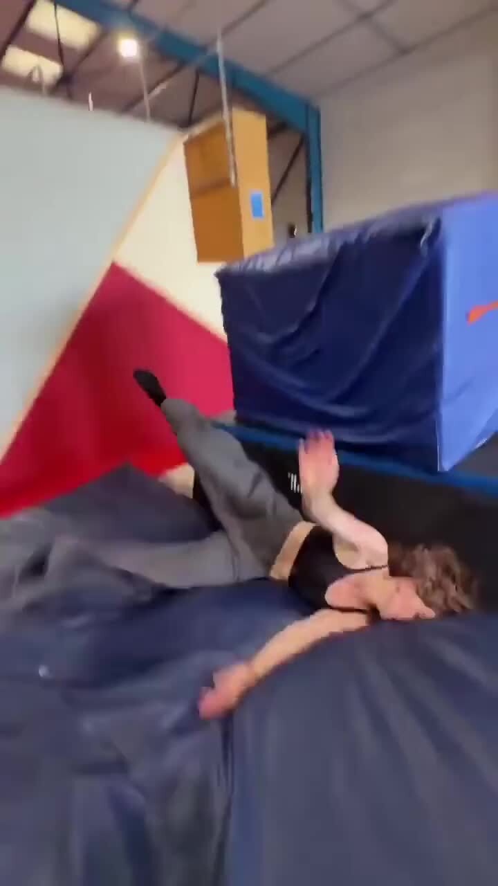 Каскадерша отрабатывает выстрел в голову