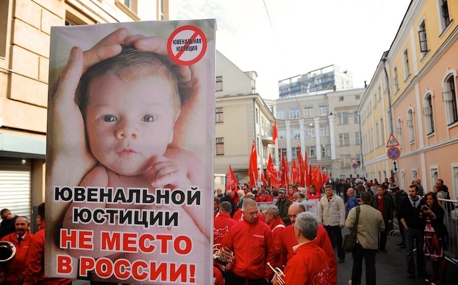 В Дебальцево многодетную семью бойца СВО «кошмарят» прокуратура и опека