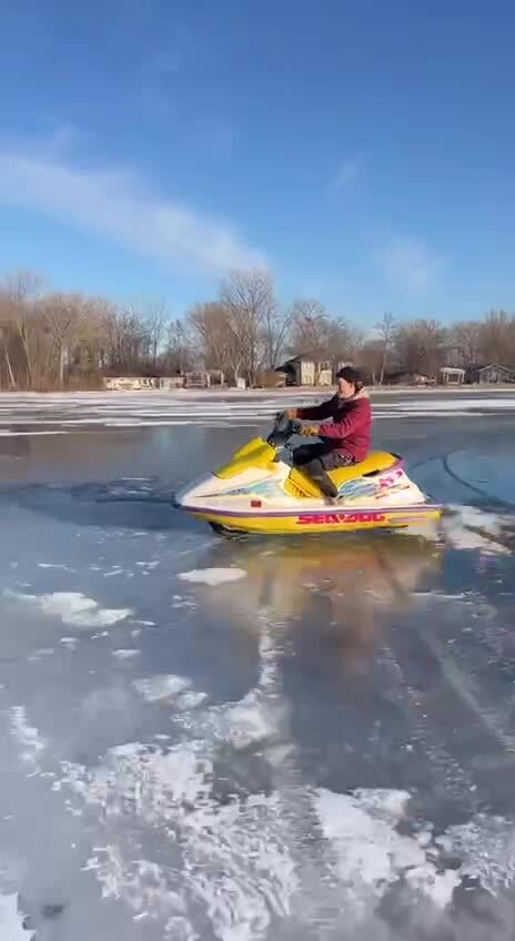 Если озеро замерзло, не спешите прятать свой гидроцикл