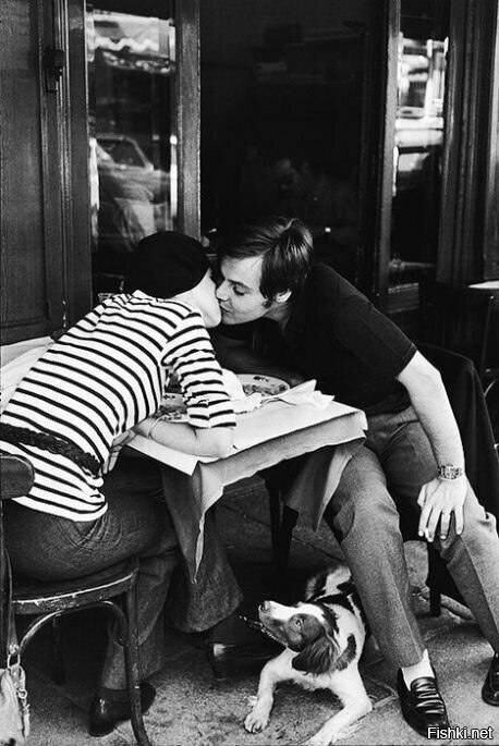 Мы стояли с моим мужем в кафе и пили кофе