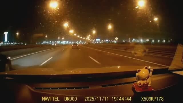 Маленькая красная машинка с торопыгой за рулем