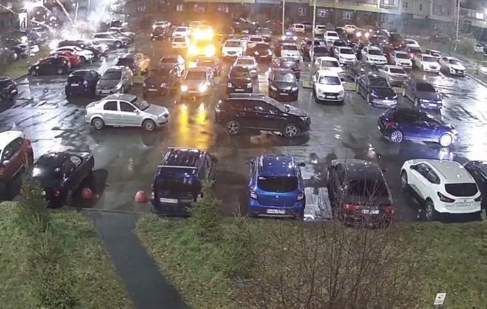 Челябинец запустил фейерверк на парковке возле дома