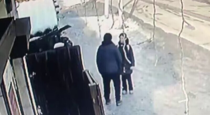 Извращенец повалил школьницу на землю и поцеловал