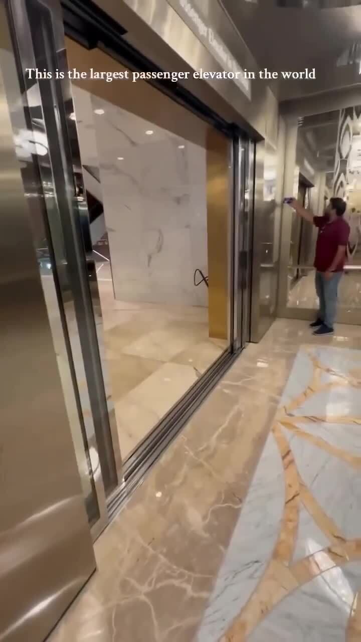 Лифт на 235 человек в центре Jio World в Мумбаи (Индия)