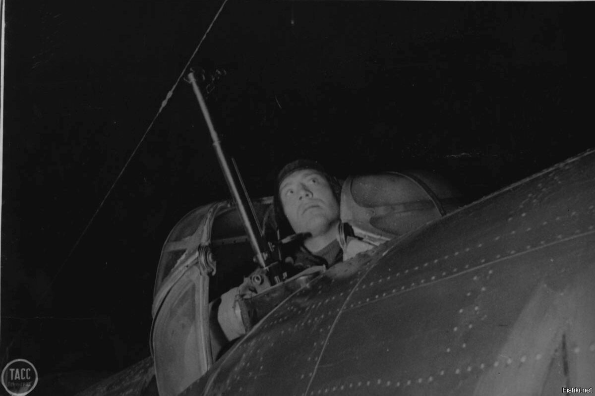 Стрелок-радист бомбардировщика ДБ-3Б (командир экипажа Герой Советского Союза...