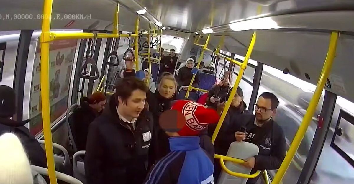 Нападение на контролеров в казанском автобусе