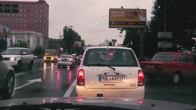 Полицейская погоня за иностранным студентом, вид из патрульной машины