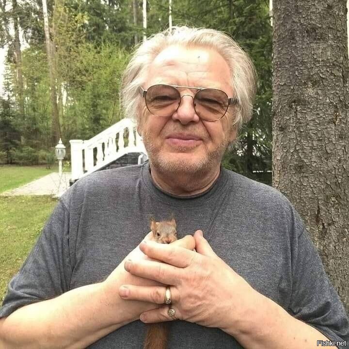 Я покупаю 750 килограммов семечек в год