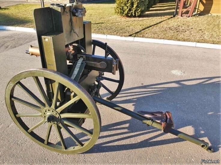 Максим 1905 года с велосипедной седушкой и сумочкой