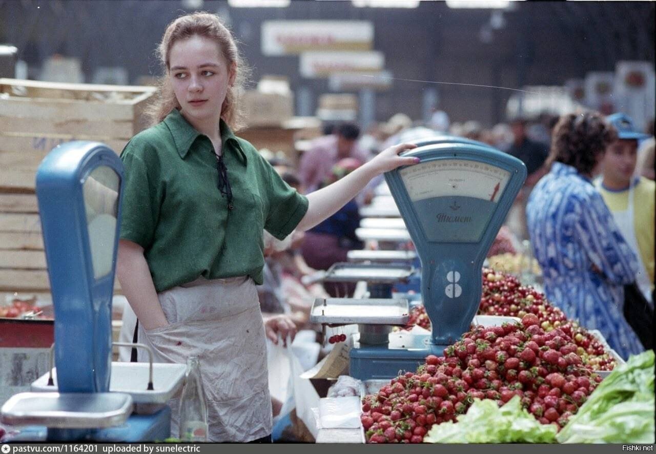 Продавщица клубники на Кузнечном рынке, Ленинград, 1991