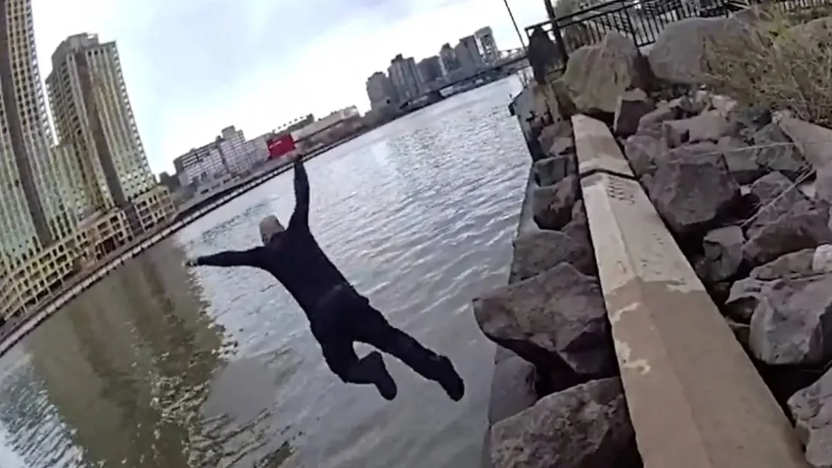 Полицейский Нью-Йорка прыгнул в ледяную реку, чтобы спасти подростка