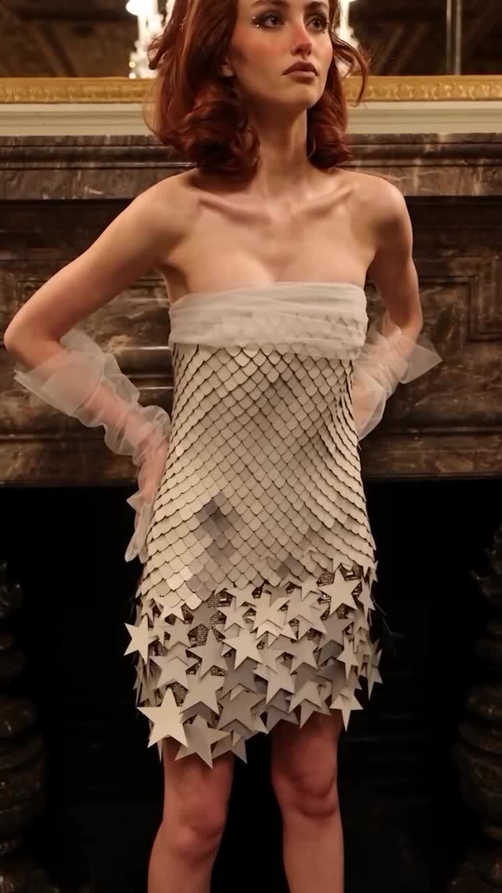 Платье от компании Adobe состоит из крохотных дисплеев, которые синхронно мен...