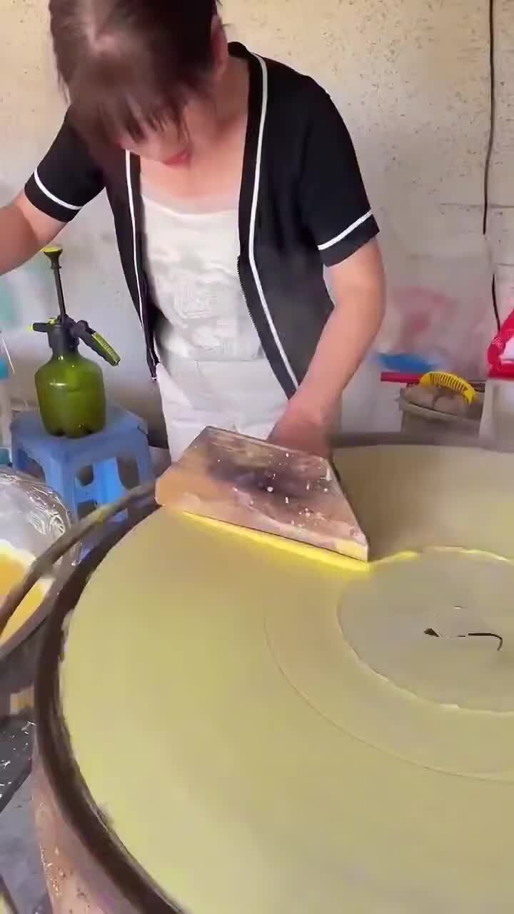 Огромный японский омлет усуяки тамаго — это блюдо, которое под силу приготови...